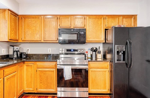 Nauck House | Charming Arlington Townhouse with Garage