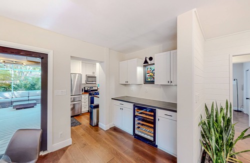 Colee Hammock House | Charming beach retreat 1 block from Las Olas with dog-friendly yard & lanai