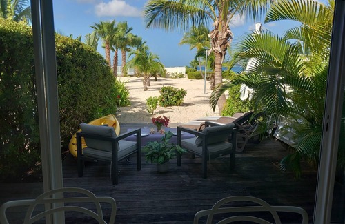 Nettle Bay House | Charming Beachfront Cottage