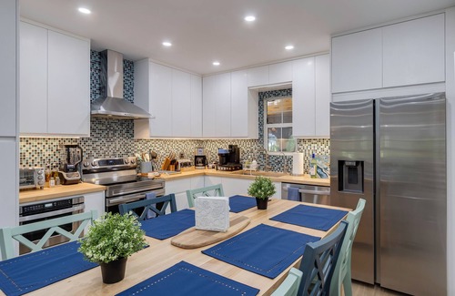 Melbourne Beach House | Charming Beachside 3BR Bungalow with hot tub