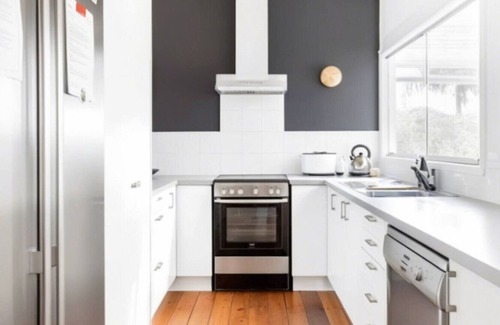 Torbay Apartment | Charming Beachside Cottage