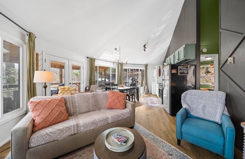 Beech Mountain Cabin | Charming Beech Mtn Home w/Hot Tub, Fire Table, Pet-Friendly & Private Deck