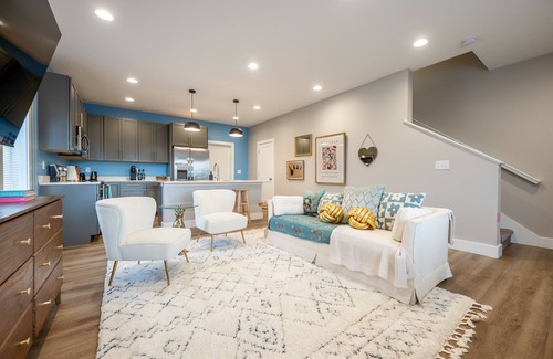 Bloomington House | Charming Bloomington Retreat 4BR/Townhouse/Pet-Friendly! Book Now & Save!