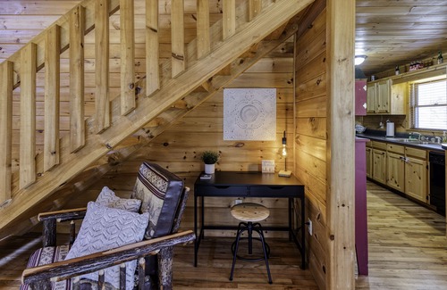 Mineral Bluff Cabin | Charming Blue Ridge Cabin! Hot Tub, Hiking, Close to Blue Ridge Attractions!