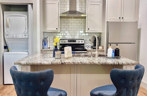 Woodway House | Charming Bluebonnet Bungalow: 1BR Guest House w/Kitchen, WiFi + AC - Waco, TX