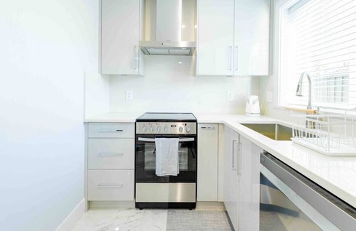 Sunset House | Charming & Brand-New near Restaurants & Transport