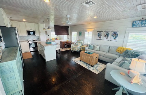 Crystal Beach Cottage | Charming Bungalow for couples get away, Small pets are welcome with fee