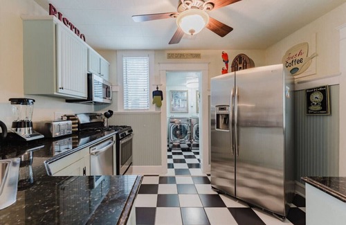 West Palm Beach House | Charming Bungalow w/Heated Pool & BBQ