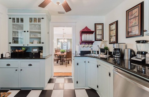 West Palm Beach House | Charming Bungalow w/Heated Pool & BBQ