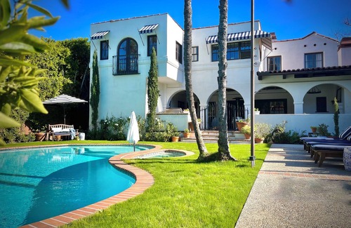 Windsor Square House | Charming bungalow with AC, exercise equipment, WiFi in marvelous Los Angeles