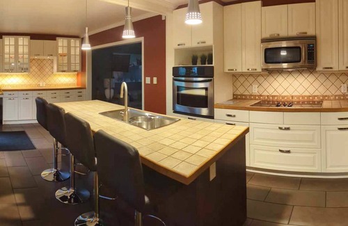 Southwest Calgary House | Charming Bungalow with Hot Tub close to DT