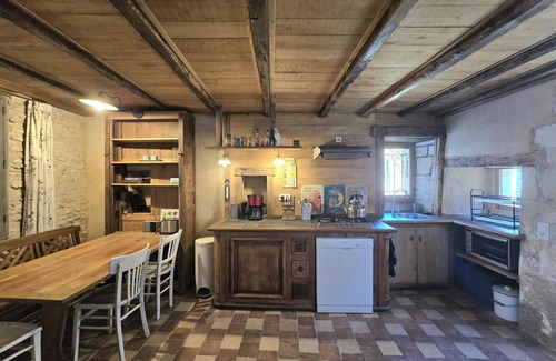 Champagnac-de-Belair Cottage | Charming cottage with green courtyard, near river
