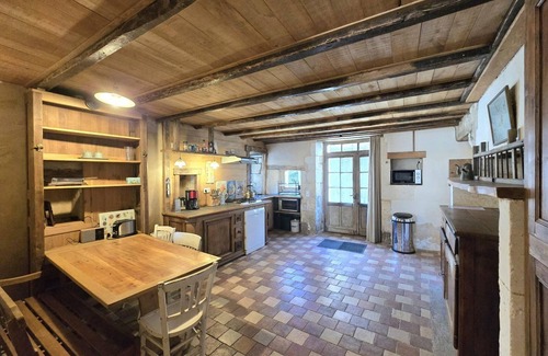 Champagnac-de-Belair Cottage | Charming cottage with green courtyard, near river