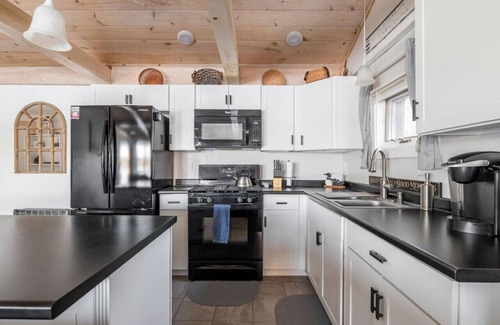 Eddington House | Charming Cabin Getaway: Sunrise and Sunset Views