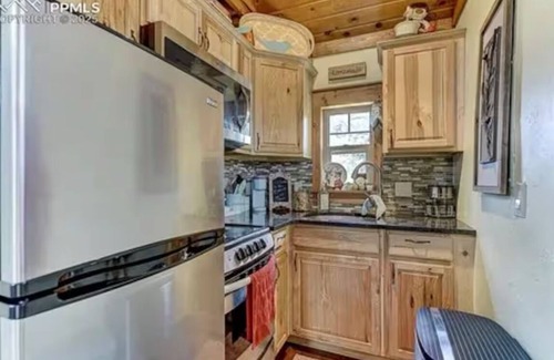 Woodland Park Cabin | Charming cabin in delightful Woodland Park with WiFi