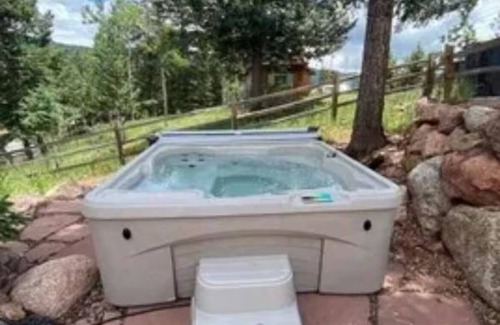 Woodland Park Cabin | Charming cabin in delightful Woodland Park with WiFi