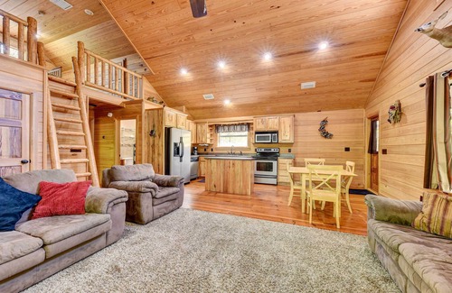Charlton County Cabin | Charming Cabin w/Decks & Fire Pit - Walk to River