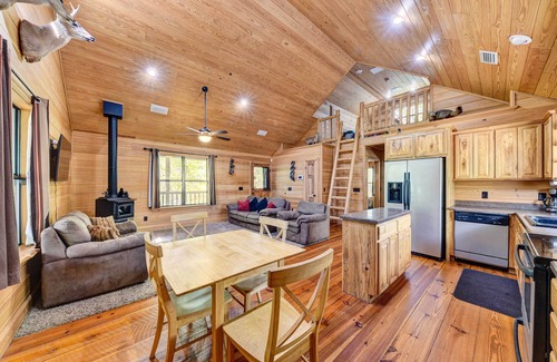 Charlton County Cabin | Charming Cabin w/Decks & Fire Pit - Walk to River