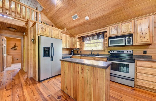 Charlton County Cabin | Charming Cabin w/Decks & Fire Pit - Walk to River