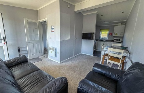 Oulton Broad Ski Chalet | Charming chalet on a fantastic holiday park in Lowestoft ref 12077B