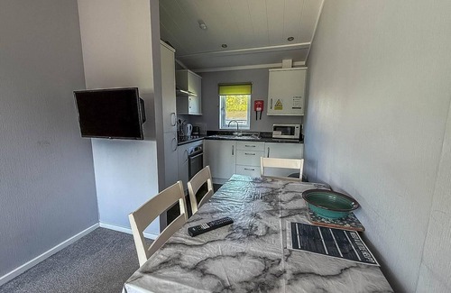 Oulton Broad Ski Chalet | Charming chalet on a fantastic holiday park in Lowestoft ref 12077B