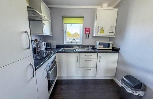 Oulton Broad Ski Chalet | Charming chalet on a fantastic holiday park in Lowestoft ref 12077B