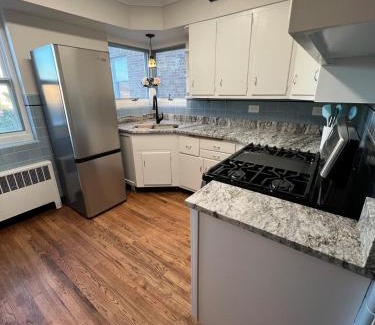 Berwyn Apartment | Charming Chicago Classic & Stylish Berwyn Retreat