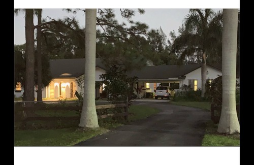 Hunt Club House | Charming City-Ranch in 2.5 Acres with private pool in Gated Community.