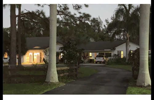 Hunt Club House | Charming City-Ranch in 2.5 Acres with private pool in Gated Community.