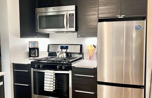 King Apartment | Charming, close-in 2-bedroom modern apartment in Hip Portland Neighborhood.