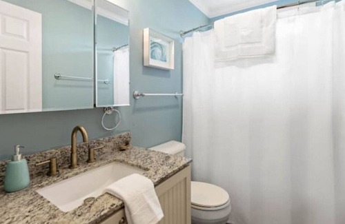 Ocean Park Apartment | Charming Coastal Getaway | Sleeps 6 | Gym