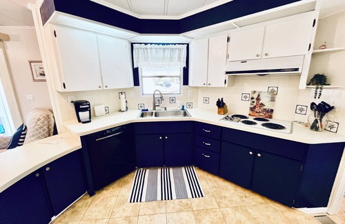 South Venice House | Charming coastal 2-bdrm manufactured home with WiFi & AC in lovely Venice, FL.