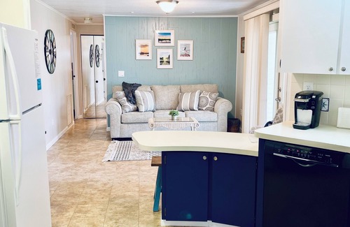 South Venice House | Charming coastal 2-bdrm manufactured home with WiFi & AC in lovely Venice, FL.