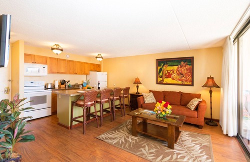 Waikiki Condo | Charming Condo with Partial Ocean View & Free Parking!