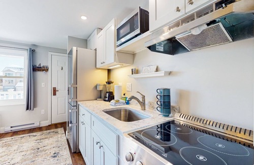 Wells Condo | Charming Condo with Pool, Hot Tub, Tennis Courts, and EV Chargers