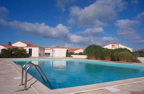 La Faute-sur-Mer House | Charming cottage with shared pool near the beach