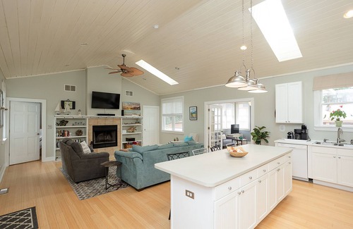 New Buffalo Cottage | Charming cottage 2blks to town, walking distance to beach & restaurants, hot tub