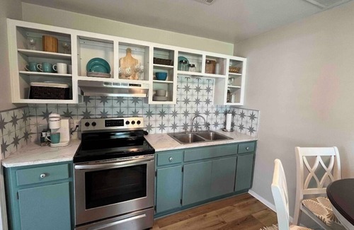 Grove Resort | Charming Cottage #5 with Lake View & Hot Tub - Sleeps 4 - minutes from boat ramp