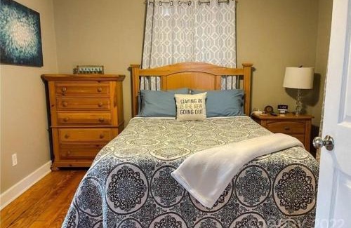 Morganton House | Charming Cottage in Morganton with Ample Parking