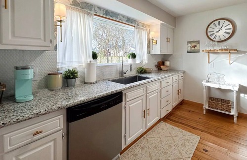 Tomball Cottage | Charming Cottage in Old Town Tomball -walk to shopping and restaurants