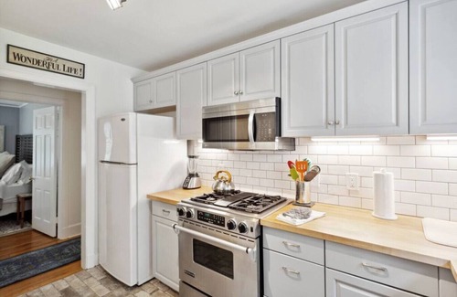 North Buckhead Cottage | Charming Cottage in the heart of Buckhead