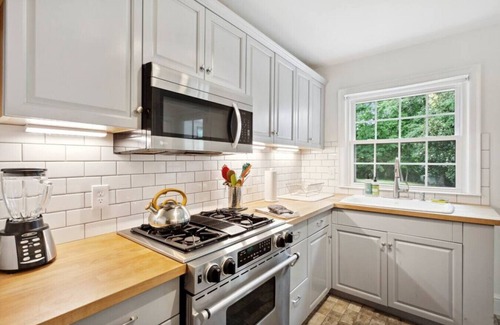 North Buckhead Cottage | Charming Cottage in the heart of Buckhead