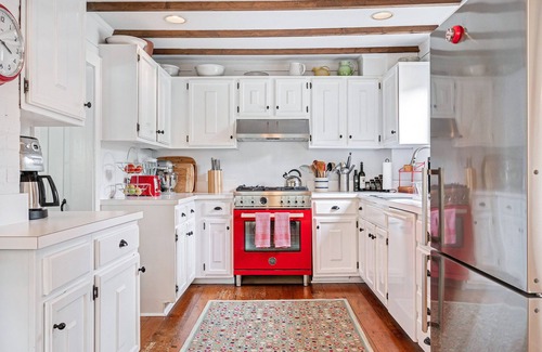 East Hampton North Cottage | CHARMING COTTAGE NEAR OCEAN BEACHES, FARM STAND, TRAIN & VILLAGE - RR#: 22-517