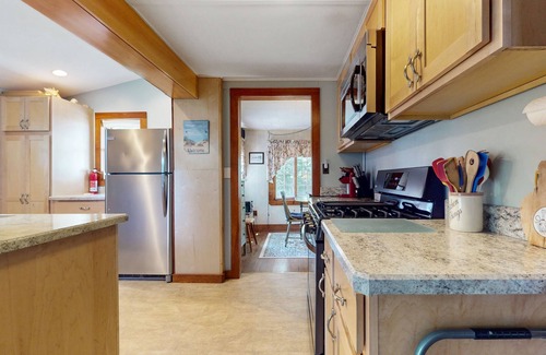 Gloucester Cottage | Charming cottage near the ocean w/beach access & near Gloucester