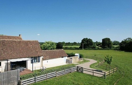 Montbizot Cottage | Charming Cottage Near Le Mans: Cozy Interior, Private Garden, and Modern Amenities