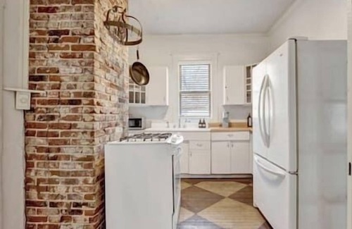 Vollintine-Evergreen House | Charming Cottage near Memphis zoo and restaurants