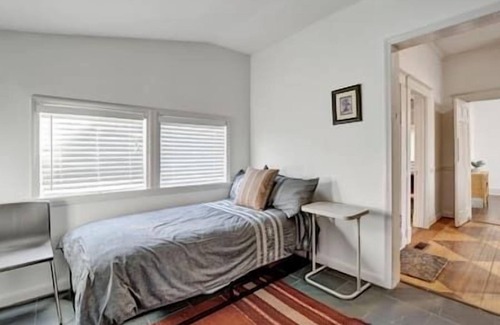 Vollintine-Evergreen House | Charming Cottage near Memphis zoo and restaurants