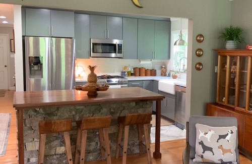 Ashley Oaks House | Charming cottage near campus