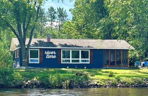 Stevens Point Cottage | Charming cottage nestled on the banks of the Wis River for next family vacation