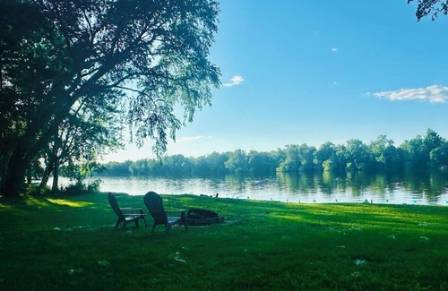 Stevens Point Cottage | Charming cottage nestled on the banks of the Wis River for next family vacation